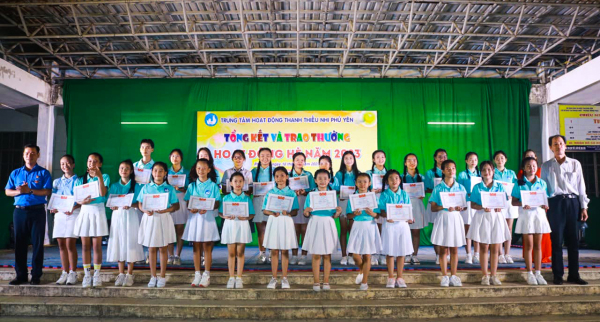 Anh Võ Duy Kha, Phó Bí thư Tỉnh Đoàn, Chủ tịch Hội đồng Đội tỉnh dự và trao giải cho các học sinh.
