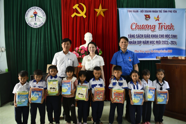 Anh Lương Minh Tùng - Bí thư Tỉnh Đoàn và đại diện Hội Doanh nhân trẻ tỉnh Phú Yên sách giáo khoa cho học sinh có hoàn cảnh khó khăn Trường Tiểu học Suối Bạc.