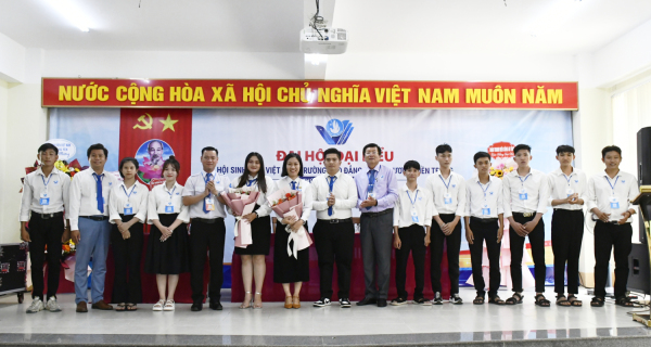 Anh Võ Duy Kha và lãnh đạo Đảng ủy nhà trường tặng hoa chúc mừng Ban Chấp hành Hội Sinh viên Trường Cao đẳng Công Thương miền Trung khóa VII.