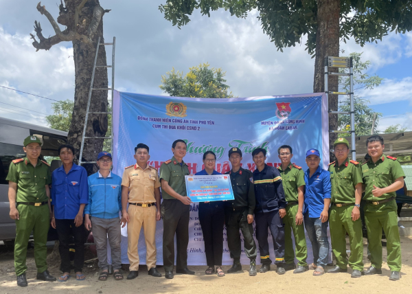 Bàn giao công trình “Ánh sáng an ninh” cho xã Ea Bar, huyện Sông Hinh.