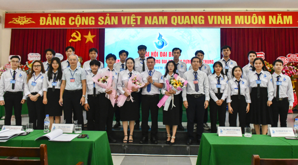 : Anh Võ Duy Kha và lãnh đạo Đảng ủy nhà trường tặng hoa chúc mừng Ban Chấp hành Hội Sinh viên Trường Đại học xây dựng Miền Trung khóa VIII, nhiệm kỳ 2023 - 2025.