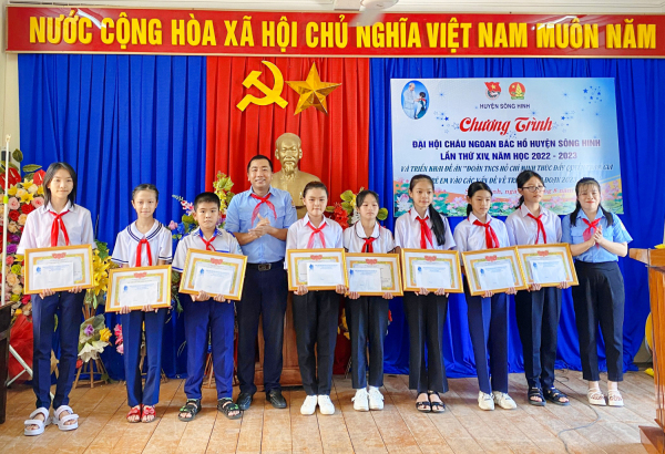 Tuyên dương, khen thưởng cho đội viên ưu tú đạt danh hiệu Cháu ngoan Bác Hồ.