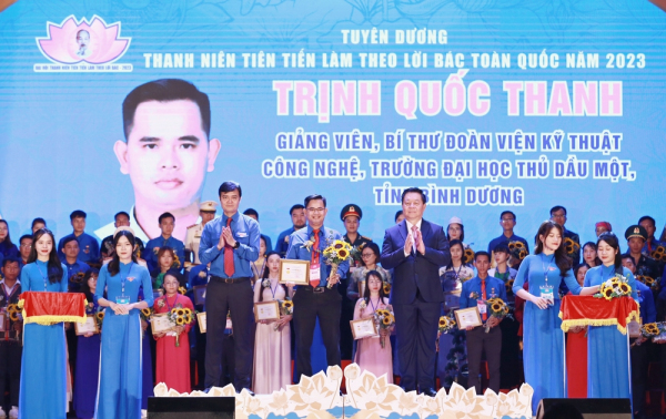 Đồng chí Nguyễn Trọng Nghĩa, Bí thư Trung ương Đảng, Trưởng Ban Tuyên giáo Trung ương và đồng chí Bùi Quang Huy - Ủy viên dự khuyết T.Ư Đảng, Bí thư thứ nhất T.Ư Đoàn trao chứng nhận Thanh niên tiến tiến làm theo lời Bác toàn quốc lần thứ VII năm 2023.