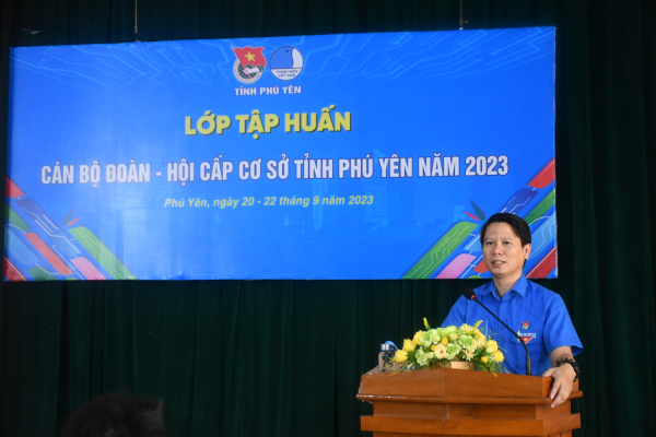 Bí thư Tỉnh Đoàn, Chủ tịch Hội LHTN Việt Nam tỉnh Lương Minh Tùng phát biểu tập lớp tập huấn.