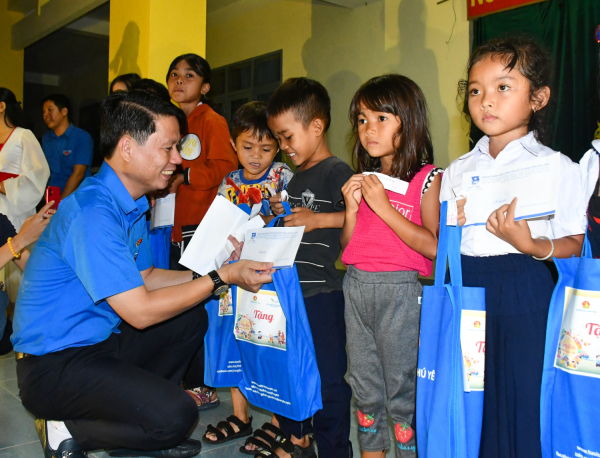 Bí thư Tỉnh Đoàn Lương Minh Tùng dự và trao quà trung thu và học bổng cho thiếu nhi có hoàn cảnh khó khăn xã Ea Lâm.