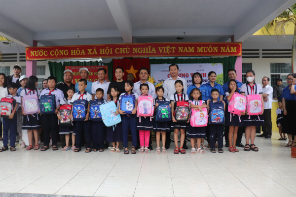 Đại diện Công đoàn Khu Resort Six Senses Ninh Vân Bay, Hội đồng Đội thị xã và lãnh đạo phường Hòa Hiệp Trung trao quà cho các em.