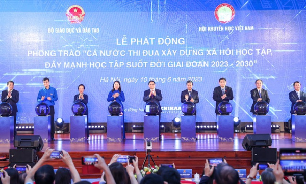 Thủ tướng Chính phủ Phạm Minh Chính và các đại biểu thực hiện nghi thức phát động phong trào “Cả nước thi đua xây dựng xã hội học tập, đẩy mạnh học tập suốt đời giai đoạn 2023 - 2030” (Ảnh: baochinhphu.vn)