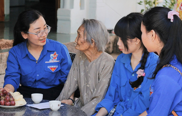 Chị Võ Thị Mai Phương (bìa trái) thăm hỏi Mẹ Việt Nam anh hùng Trần Thị Khảm. Ảnh: CTV