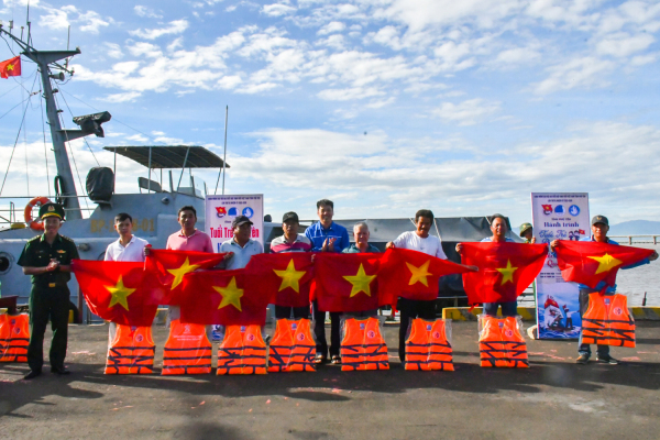 Đoàn trao tặng lá cờ Tổ quốc và áo phao cho ngư dân tại Hải Đội 2, phường 6, TP. Tuy Hòa.