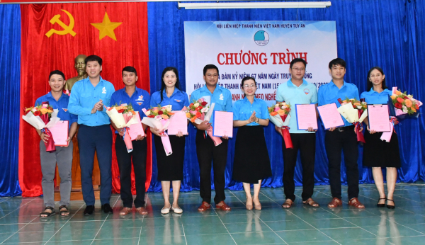Trao quyết định thành lập 07 Câu lạc bộ theo sở thích trên địa bàn huyện Tuy An.