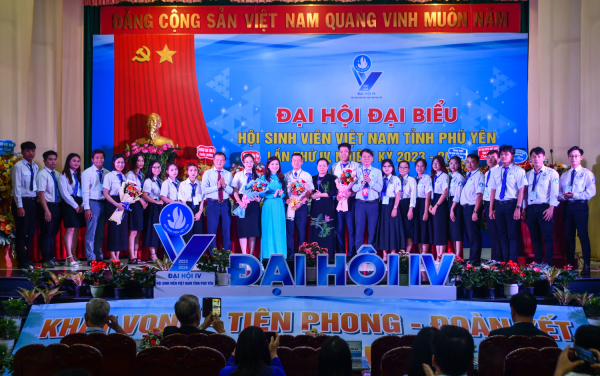 Phó Chủ tịch Thường trực Trung ương Hội Sinh viên Việt Nam và các đồng chí lãnh đạo tỉnh, Thường trực Tỉnh Đoàn tặng hoa chức mừng Ban Chấp hành Hội Sinh viên Việt Nam tỉnh Phú Yên khóa IV.