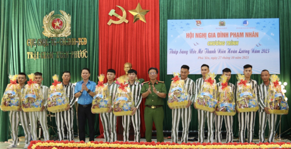 Thường trực Tỉnh Đoàn, Hội LHTN tỉnh và lãnh đạo Trại giam Xuân Phước tặng cho các phạm nhân trong độ tuổi thanh niên có quá trình cải tạo tốt, nhiều tiến bộ.