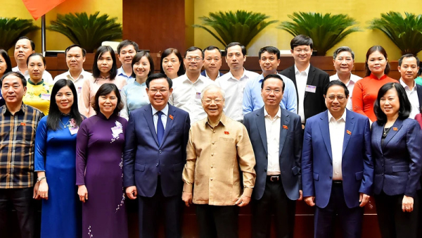 Tổng Bí thư Nguyễn Phú Trọng, Chủ tịch nước Võ Văn Thưởng, Thủ tướng Phạm Minh Chính, Chủ tịch Quốc hội Vương Ðình Huệ với các đại biểu tại phiên họp. (Ảnh MỸ HÀ)