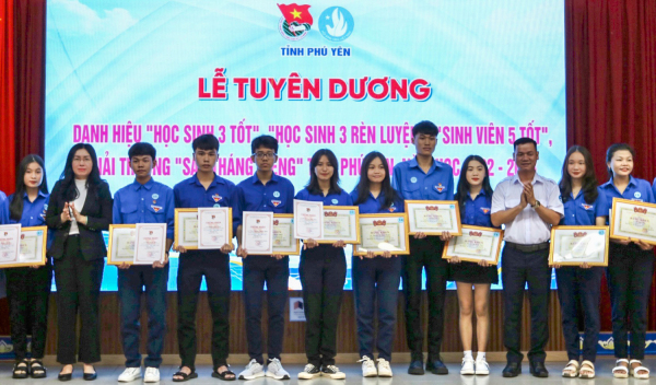 Lãnh đạo Ban Tuyên giáo Tỉnh ủy và Tỉnh Đoàn trao tặng danh hiệu “Học sinh 3 tốt” cấp tỉnh cho các học sinh.