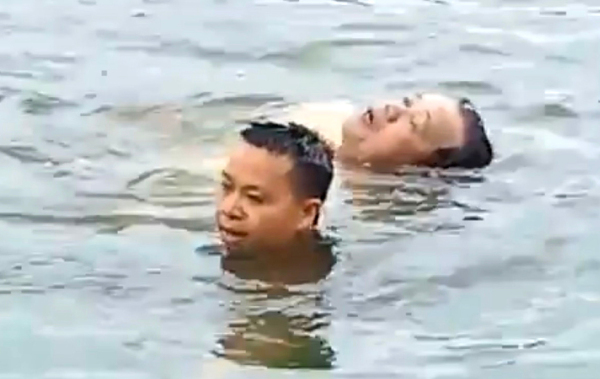 Hai thanh niên dũng cảm cứu người bị đuối nước