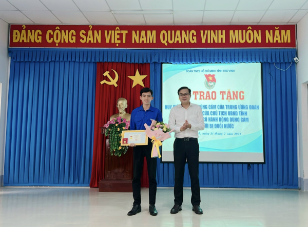 Đồng chí Nguyễn Thanh Nhã, Phó Bí thư Tỉnh đoàn trao tặng Huy hiệu “Tuổi trẻ Dũng cảm” của Trung ương Đoàn cho đồng chí Võ Minh Luân.