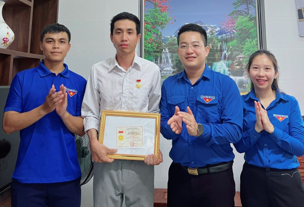 Đồng chí Nguyễn Tuấn Vũ được trao tặng Huy hiệu Tuổi trẻ dũng cảm của Trung ương Đoàn
