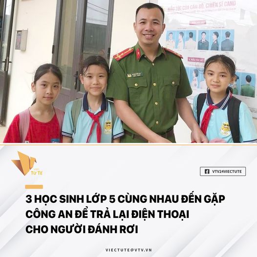 3 học sinh lớp 5 cùng nhau đến gặp công an để trả lại điện thoại cho người đánh rơi