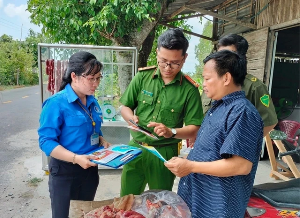 Thượng úy Trần Văn Phơ luôn gắn bó mật thiết với dân trong thực hiện công việc.