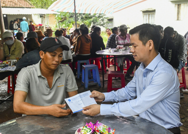 Đồng chí Võ Duy Kha, Phó Bí thư Tỉnh Đoàn, Chủ tịch Hội đồng Đội tỉnh thăm viếng, động viên gia đình có học sinh bị đuối nước ở xã Hòa Phú.