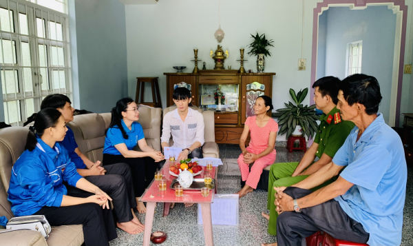 Hội LHTN Việt Nam huyện Tuy An thăm hỏi, động viên và tặng quà cho thanh niên Đặng Thanh Lâm.