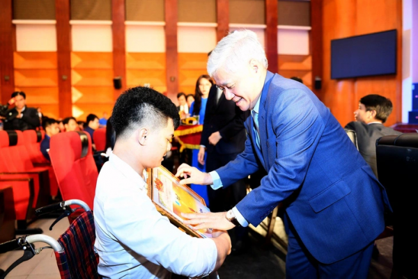 Ông Đỗ Văn Chiến - chủ tịch Ủy ban Trung ương Mặt trận Tổ quốc Việt Nam - trao bằng khen cho gương thanh niên "Tỏa sáng nghị lực Việt" - Ảnh: DƯƠNG TRIỀU