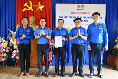 Bí thư Tỉnh Đoàn Lương Minh Tùng trao quyết định kiện toàn Câu lạc bộ tư vấn, trợ giúp trẻ em tỉnh Phú Yên giai đoạn 2023 - 2027.