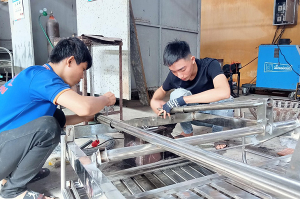 Sinh viên Trường cao đẳng Nghề Phú Yên sửa chữa giường bệnh viện bị hỏng.