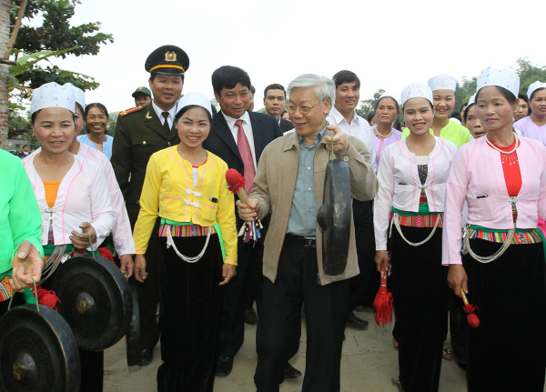 Tổng Bí thư Nguyễn Phú Trọng dự ngày hội đại đoàn kết toàn dân tộc tại Khu dân cư xóm Cầu, xã Bắc Sơn, huyện Kim Bôi, tỉnh Hòa Bình_Ảnh: TTXVN