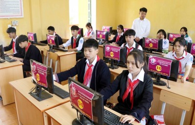 Giờ học tin học của học sinh Trường phổ thông Dân tộc nội trú Trung học cơ sở huyện Tân Sơn, tỉnh Phú Thọ. Ảnh: TTXVN