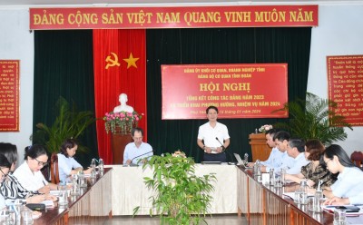 Đồng chí Lương Minh Tùng - Bí thư Đảng ủy, Thủ trưởng cơ quan Tỉnh Đoàn và đồng chí Trần Thanh Khải - Phó Bí thư Đảng ủy cơ quan Tỉnh Đoàn chủ trì hội nghị.