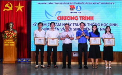 Thường trực Tỉnh Đoàn trao giải cho các đơn vị tham gia Ngày hội “Sinh viên thể lực tốt”.