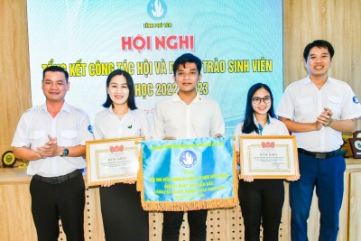 Ban Thư ký Hội Sinh viên tỉnh tặng cờ xuất sắc và bằng khen cho các đơn vị xuất sắc công tác Hội và phong trào sinh viên tỉnh năm học 2022-2023