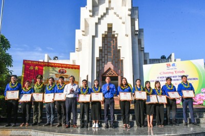 Lãnh đạo Ban Tuyên giáo Tỉnh ủy và thường trực Tỉnh Đoàn tặng bằng khen cho các đảng viên trẻ tiêu biểu cấp tỉnh năm 2024.