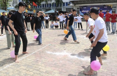 Trại sinh hào hứng tham gia các trò chơi dân gian.