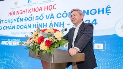 Giáo sư, Tiến sĩ Phạm Minh Thông, Chủ tịch Hội Điện quang Việt Nam phát biểu chào mừng lãnh đạo Hội Điện quang và Y học hạt nhân Việt Nam.