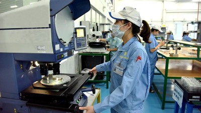 Công nhân làm việc trong xưởng sản xuất linh kiện cơ khí, Khu công nghiệp VSIP Bắc Ninh. (Ảnh NGUYỄN ÐĂNG)