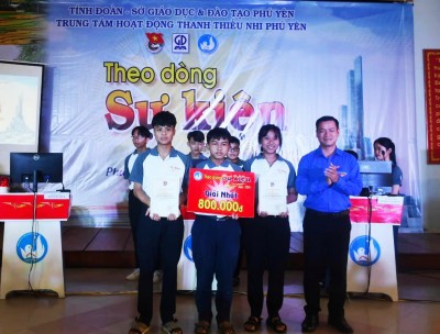 Đ/c Võ Duy Kha, Phó Bí thư Tỉnh Đoàn trao giải nhất cho Trường PT Duy Tân.