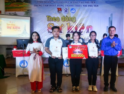 Thường trực Tỉnh Đoàn và lãnh đạo Sở GD-ĐT trao giải nhất vòng loại số đầu tiên cho THCS và THPT Võ Nguyên Giáp (TX Sông Cầu).