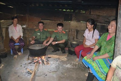 Đội an ninh công an huyện Na hang luôn thực hiện "4 cùng" với đồng bào Mông trên địa bàn huyện. Ảnh: TTXVN