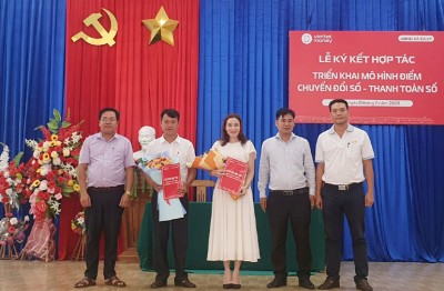 UBND xã Ea Ly ký kết hợp tác với Viettel Phú Yên thực hiện chuyển đổi số trên địa bàn. Ảnh: THỦY TIÊN
