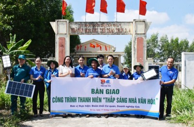 Các đại biểu  khánh thành và bàn giao công trình thanh niên “Thắp sáng nhà văn hóa” tại Nhà văn hóa khu thể thao thôn 2/4, xã Ea Ly.