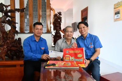 Thường trực Tỉnh Đoàn thăm, tặng quà cho cựu cán bộ Đoàn qua các thời kỳ nhân Ngày thành lập Đoàn TNCS Hồ Chí Minh