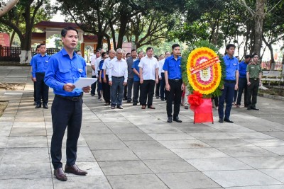 Đồng chí Lương Minh Tùng - Ủy viên Ban Chấp hành Trung ương Đoàn, Bí thư Tỉnh Đoàn, Chủ tịch Hội LHTN Việt Nam tỉnh báo công dâng Bác.