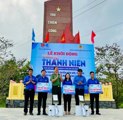 Thị Đoàn và Đoàn Thanh niên Công an tỉnh trao bảng tượng trưng các công trình thực hiện trong Tháng Thanh niên.