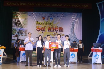 Ban tổ chức trao giải nhất cho Trường PT Duy Tân