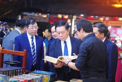 Bí thư Trung ương Đảng, Trưởng ban Tuyên giáo Trung ương Nguyễn Trọng Nghĩa cùng các đại biểu tham quan các gian trưng bày sách tại Lễ khai mạc Ngày Sách và Văn hóa đọc Việt Nam lần thứ Ba, năm 2024.