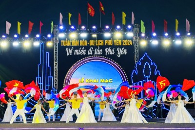 Biểu diễn nghệ thuật khai mạc Tuần Văn hóa - Du lịch Phú Yên 2024, với chủ đề “Về miền di sản Phú Yên” vừa diễn ra tại TP Tuy Hòa, chào mừng kỷ niệm 49 năm Ngày Giải phóng tỉnh Phú Yên. Ảnh: TRẦN QUỚI