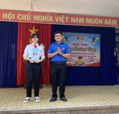 Ban tổ chức trao cúp lưu niệm cho học sinh xuất sắc Rung chuông Vàng.