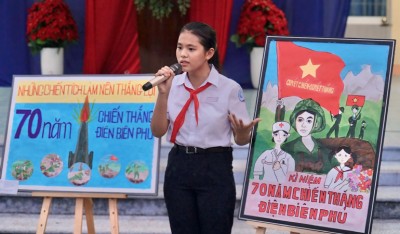 Học sinh thuyết trình tranh vẽ với chủ đề “Tự hào chiến thắng Điện Biên” tại Ngày hội sắc màu do Thành đoàn, Hội đồng Đội TP Tuy Hòa tổ chức. Ảnh: HÀ MY